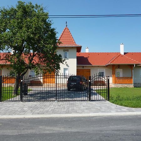 Nagybajcsi Koertefa Vendeghaz Apartment Bagian luar foto