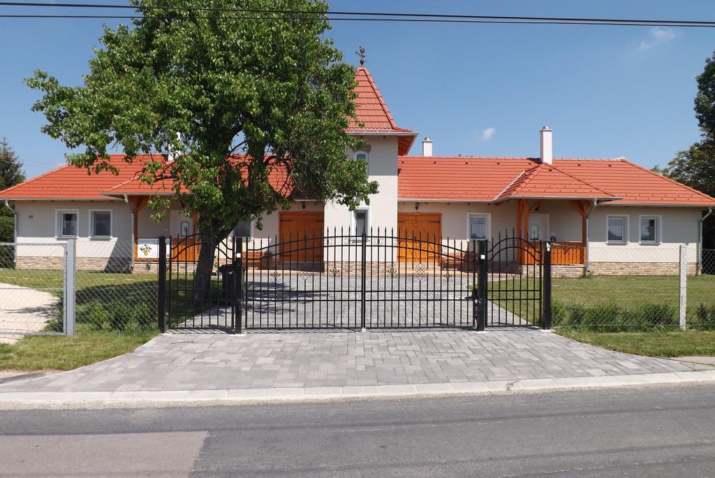 Nagybajcsi Koertefa Vendeghaz Apartment Bagian luar foto